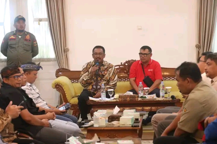 Bupati Sukabumi dorong sinergi pemerintah, pengusaha, dan buruh melalui forum LKS Tripartit. | FB/Pemerintah Kabupaten Sukabumi