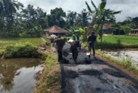 Disperkim bangun jalan lingkungan di Desa Jagamukti, warga sambut dengan antusias.