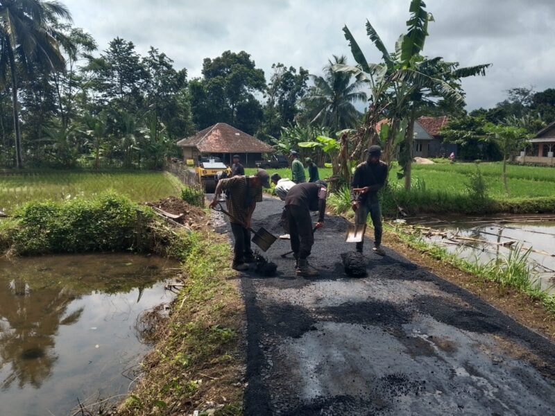 Disperkim bangun jalan lingkungan di Desa Jagamukti, warga sambut dengan antusias.