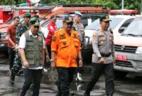 Bupati Sukabumi bersama Kapolres pimpin apel kesiapsiagaan bencana di Palabuhanratu. | Fb/Pemerintah kabupaten Sukabumi