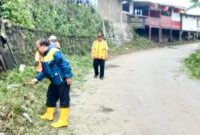 UPTD PU Cicurug rutin bersihkan bahu jalan agar ilalang tak ganggu pandangan pengendara