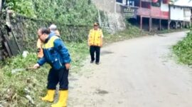 UPTD PU Cicurug rutin bersihkan bahu jalan agar ilalang tak ganggu pandangan pengendara