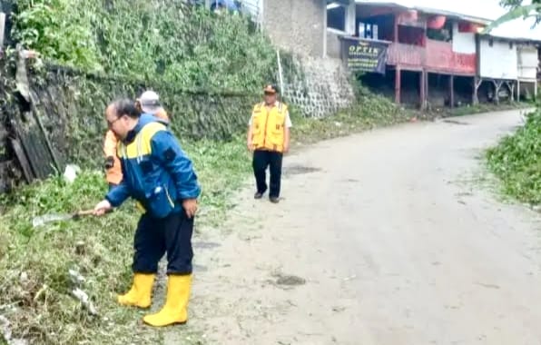 UPTD PU Cicurug rutin bersihkan bahu jalan agar ilalang tak ganggu pandangan pengendara