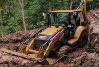 Dinas PU Sukabumi turunkan alat berat bersihkan longsor di Cimaja, akses jalan kini kembali normal