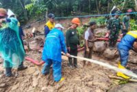 Balad SDA Sukabumi dan warga gotong royong perbaiki jaringan irigasi Cikakak dalam Hari Bhakti PU ke-80.