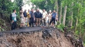 Wabup Sukabumi tinjau pengungsian dampak gerusan Sungai Cidadap, pastikan kebutuhan warga terpenuhi. | Fb/Pemerintah Kabupaten Sukabumi 
