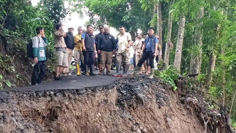 Wabup Sukabumi tinjau pengungsian dampak gerusan Sungai Cidadap, pastikan kebutuhan warga terpenuhi. | Fb/Pemerintah Kabupaten Sukabumi 