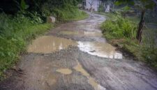35 persen jalan kabupaten di Sukabumi masih rusak berat.