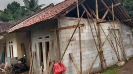 Warga Sukamaju terima bantuan Rutilahu dari Disperkim Sukabumi.
