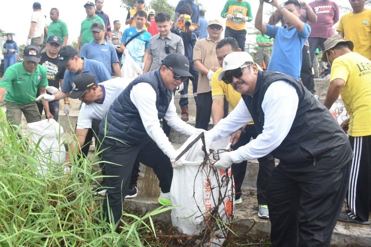 Jelang Ramadan, Pemkab Sukabumi gotong royong bersihkan kawasan Gadobangkong Palabuhanratu.