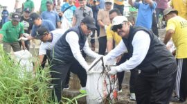 Jelang Ramadan, Pemkab Sukabumi gotong royong bersihkan kawasan Gadobangkong Palabuhanratu.