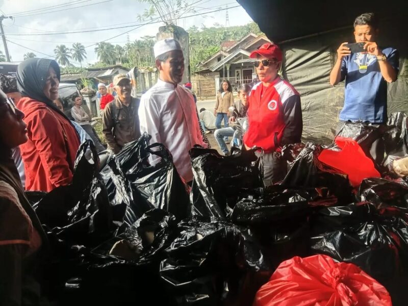 Junajah Jajah Nurdiansyah salurkan bantuan bagi korban pergerakan tanah di Bantargadung.