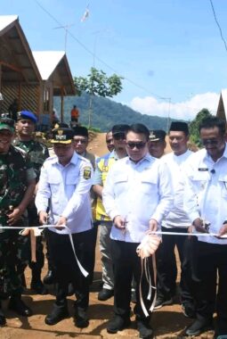 Bupati Sukabumi Dampingi Penasihat Khusus Presiden Resmikan Huntap Adaptif Bencana di Cisolok