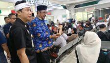 Bupati Sukabumi apresiasi kemudahan layanan STNK tanpa KTP lama di Samsat Cibadak. (fb/Pemerintah Kabupaten Sukabumi)