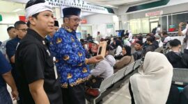 Bupati Sukabumi apresiasi kemudahan layanan STNK tanpa KTP lama di Samsat Cibadak. (fb/Pemerintah Kabupaten Sukabumi)