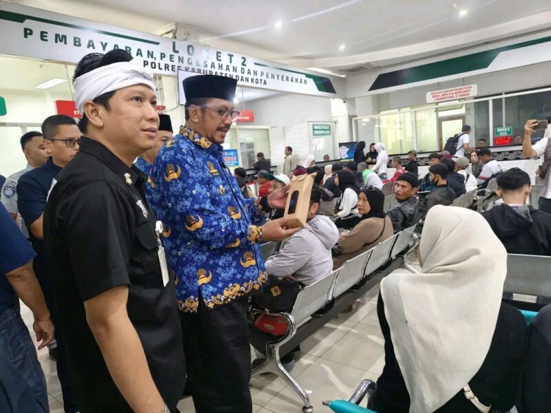 Bupati Sukabumi apresiasi kemudahan layanan STNK tanpa KTP lama di Samsat Cibadak. (fb/Pemerintah Kabupaten Sukabumi)