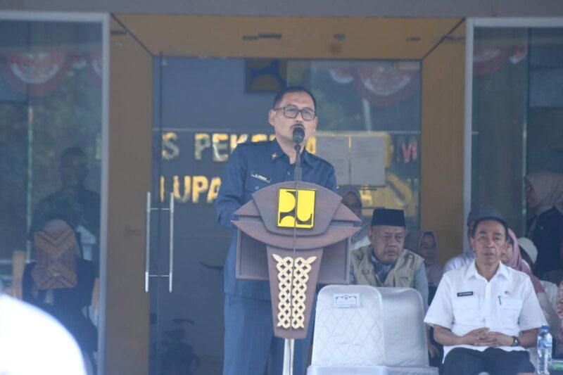 PU Sukabumi diminta lebih responsif tangani jalan rusak.