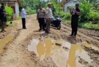 Dinas PU Kabupaten Sukabumi merespons protes warga terkait jalan rusak di Desa Sukatani, Surade.
