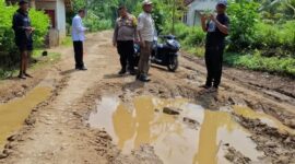 Dinas PU Kabupaten Sukabumi merespons protes warga terkait jalan rusak di Desa Sukatani, Surade.
