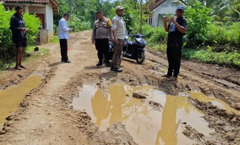 Dinas PU Kabupaten Sukabumi merespons protes warga terkait jalan rusak di Desa Sukatani, Surade.
