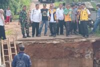 Dinas PU Kabupaten Sukabumi mempercepat pembangunan Jembatan Linggamanik usai ambles diterjang Sungai Cikurutug.