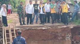 Dinas PU Kabupaten Sukabumi mempercepat pembangunan Jembatan Linggamanik usai ambles diterjang Sungai Cikurutug.