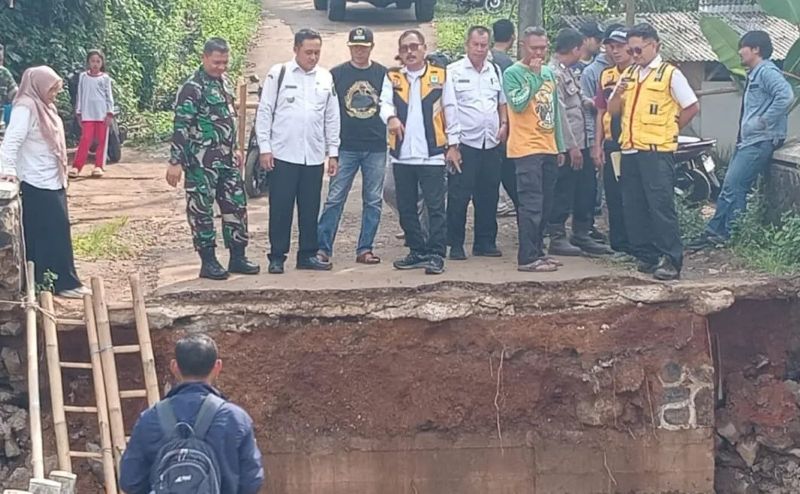 Dinas PU Kabupaten Sukabumi mempercepat pembangunan Jembatan Linggamanik usai ambles diterjang Sungai Cikurutug.