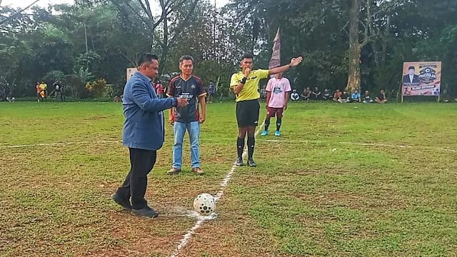 Budi Azhar Mutawali resmi membuka Open Turnamen Pemuda Pakidulan Cup 2026 di Kecamatan Sagaranten.