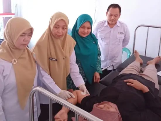 Pelayanan KB implant di Kalapanunggal menjadi strategi DPPKB Sukabumi menekan stunting sejak tahap perencanaan keluarga.