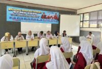 DPPKB Sukabumi bekali remaja SMAN 1 Warungkiara dengan edukasi kesehatan reproduksi untuk membangun generasi sehat dan bertanggung jawab.