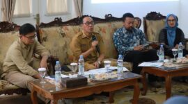Pemkab Sukabumi bersama Tim Percepatan UHC Jabar memetakan strategi percepatan layanan kesehatan bagi seluruh masyarakat. (fb/Pemerintah Kabupaten Sukabumi)