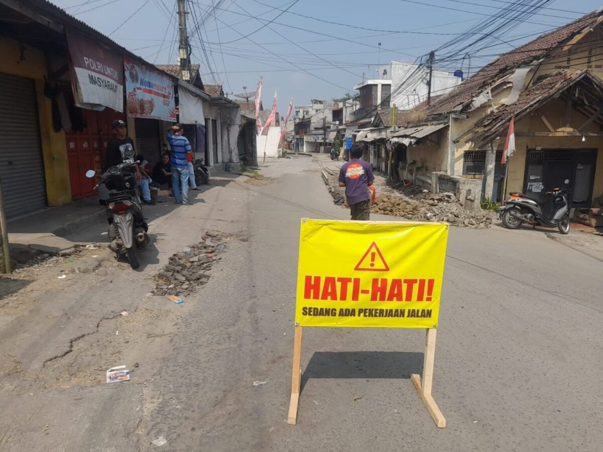 Betonisasi Jalan Caringin–Cidahu resmi dimulai dengan anggaran Rp1,78 miliar dari APBD 2026.