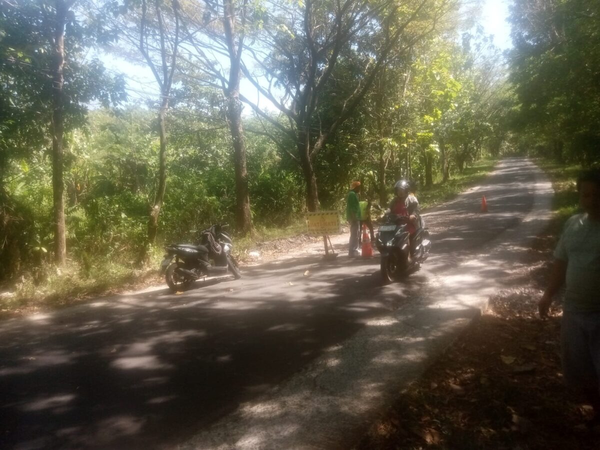 Dinas PU Sukabumi melakukan tambal sulam jalan menuju kompleks perkantoran Palabuhanratu demi meningkatkan keselamatan pengguna jalan.