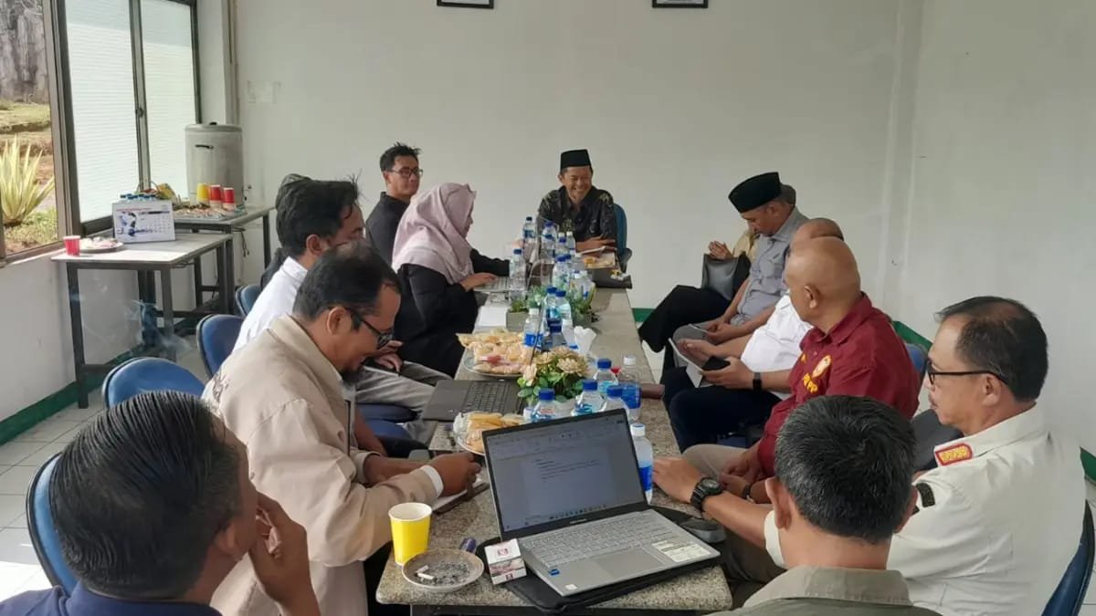 Komisi I DPRD Sukabumi apresiasi kepatuhan PT Cosmo Technology sekaligus dorong kontribusi perusahaan bagi pembangunan daerah.