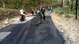 Pemeliharaan Jalan Citepus-Cikurutug dilakukan untuk menjaga mobilitas warga dan konektivitas wilayah.