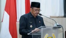 Bupati Sukabumi Asep Japar menyampaikan dua Raperda dalam Rapat Paripurna DPRD Kabupaten Sukabumi. (tb/Pemerintah Kabupaten Sukabumi)